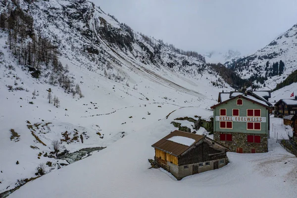 Nádherná zasněžená zimní krajina v Alpách - letecký pohled — Stock fotografie