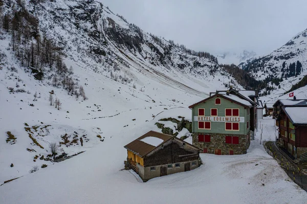 Montanhas cobertas de neve - um dia de inverno nos Alpes - vista aérea — Fotografia de Stock