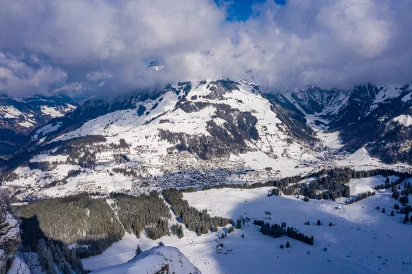 Dağlardaki olağanüstü güzel kar manzarası - hava uçuş görüntüleri — Stok fotoğraf