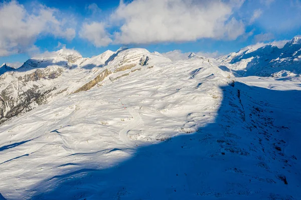 Ośnieżone góry - zimowy dzień w Alpach - widok z powietrza — Zdjęcie stockowe