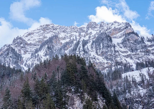 Merveilleux paysage hivernal enneigé dans les Alpes - vue aérienne — Photo