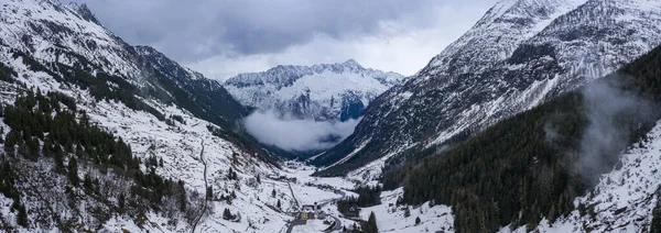 Merveilleux paysage hivernal enneigé dans les Alpes - vue panoramique — Photo