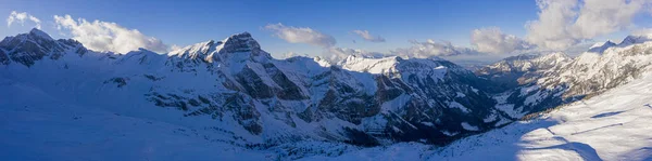 Wonderful snowy winter landscape in the Alps - panoramic view — Stockfoto