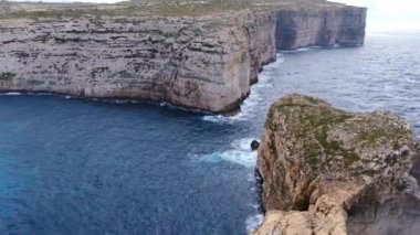 Gozo Malta sahilindeki Dwerja Koyu 'ndaki Azure Pencere' nin kalıntıları. Hava görüntüleri.
