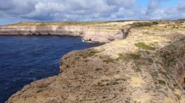 Gozo Malta sahilindeki inanılmaz Dwerja Koyu - hava görüntüleri