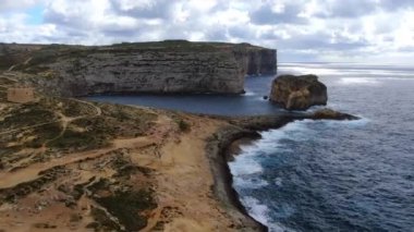 Gozo Malta sahilindeki inanılmaz Dwerja Koyu - hava görüntüleri