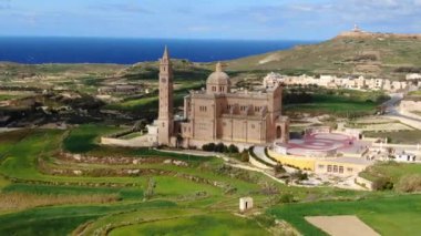 Gozo 'daki inanılmaz kilise - Ta Pinu Ulusal Tapınağı - yukarıdan görüntüler