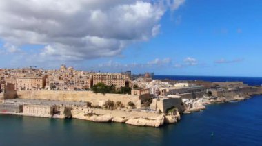 Malta ve Valletta şehri üzerindeki hava manzarası - hava görüntüleri