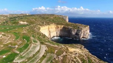Gozo sahili üzerindeki panoramik manzara - İHA ile Malta - hava görüntüsü
