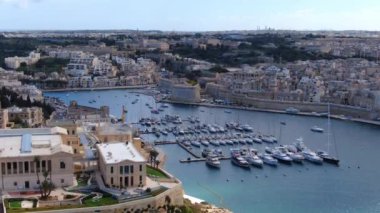 Malta 'daki güzel Rinella Körfezi. Yukarıdan çekilmiş.