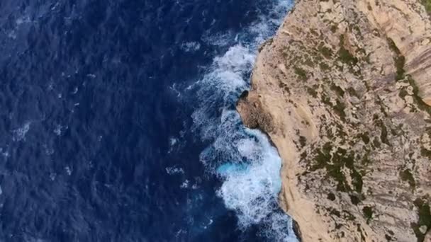 Woda Dzikiego Oceanu Góry Fale Uderzające Skały Materiał Powietrza — Wideo stockowe