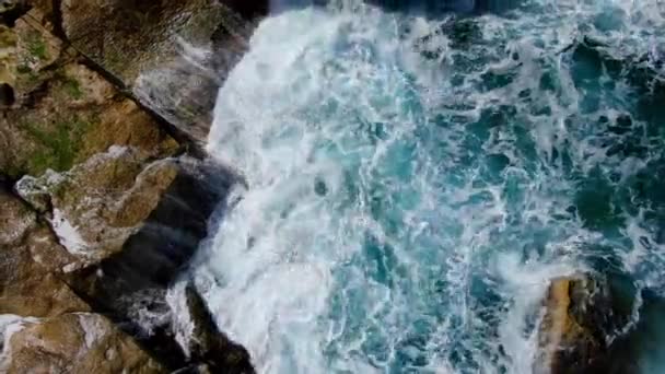 Wildes Ozeanwasser Von Oben Wellen Treffen Auf Felsen Luftaufnahmen — Stockvideo