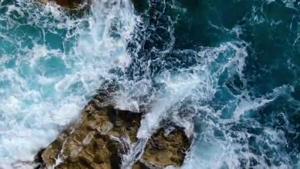 Agua Del Océano Salvaje Desde Arriba Olas Golpeando Las Rocas — Vídeo de stock