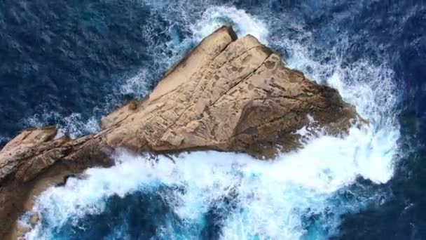 Água Oceano Selvagem Cima Ondas Atingindo Rochas Imagens Aéreas — Vídeo de Stock