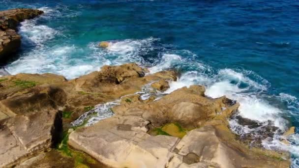 Agua Del Océano Salvaje Desde Arriba Olas Golpeando Las Rocas — Vídeo de stock