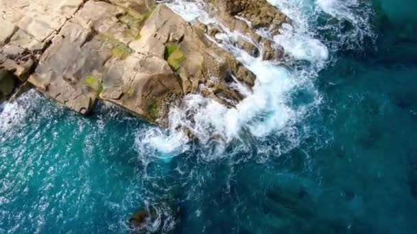 Maravillosa Turquesa Azul Océano Agua Golpeando Contra Las Rocas Vista — Vídeos de Stock