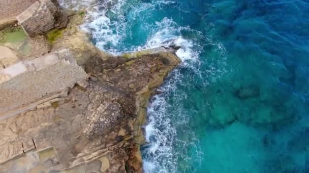 Wild Ocean Water Van Boven Golven Raken Rotsen Luchtfoto — Stockvideo