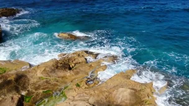 Yukarıdan Gelen Vahşi Okyanus Suyu Kayalara Vuran Dalgalar Hava Görüntüleri — Stok video
