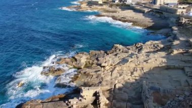 Yukarıdan gelen vahşi okyanus suyu - kayalara vuran dalgalar - hava görüntüleri