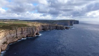 Gozo Malta kıyısı boyunca uçuş - inanılmaz doğa - hava görüntüsü