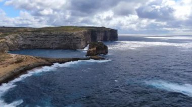 Gozo Malta sahilindeki Dwerja Körfezi üzerinde uçuş - hava görüntüleri