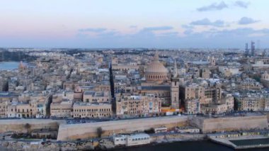 Malta 'nın başkenti Valletta üzerindeki hava manzarası - hava görüntüleri