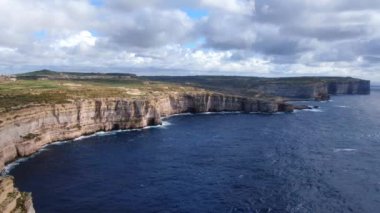 Gozo Malta kıyısı boyunca uçuş - inanılmaz doğa - hava görüntüsü