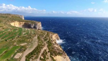 Gozo sahili üzerindeki panoramik manzara - İHA ile Malta - hava görüntüsü