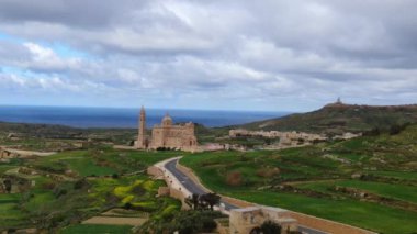 Gozo 'daki Basilica Ta Pinu üzerinde hava manzarası - ulusal bir tapınak - hava görüntüsü