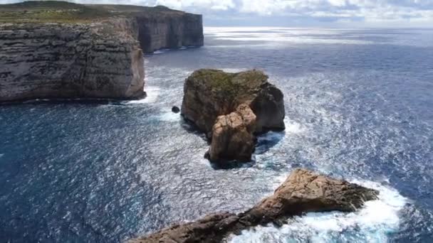 Luftaufnahme Über Der Bucht Von Dwerja Auf Der Insel Gozo — Stockvideo