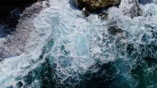 Wildes Ozeanwasser Von Oben Wellen Treffen Auf Felsen Luftaufnahmen — Stockvideo