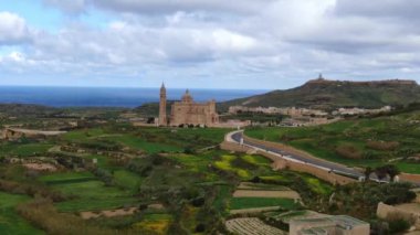 Gozo 'daki Basilica Ta Pinu üzerinde hava manzarası - ulusal bir tapınak - hava görüntüsü