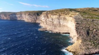 Gökyüzünden Gozo Malta 'nın kayalıkları.