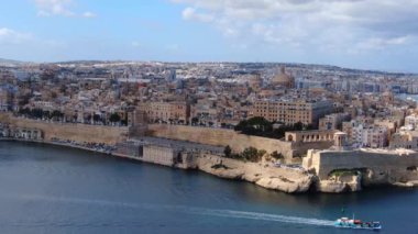 Malta 'nın başkenti Valletta üzerinde inanılmaz bir hava manzarası var.