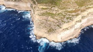 Gozo Malta 'nın harika sahil şeridi yukarıdan - hava görüntüleri