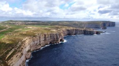 Gozo Malta 'nın harika sahil şeridi yukarıdan - hava görüntüleri