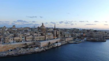 Malta 'nın başkenti Valletta üzerindeki hava manzarası - hava görüntüleri