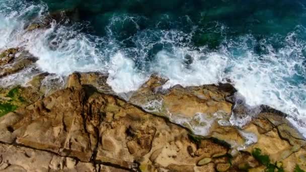 来自上方的野生海水 海浪撞击岩石 空中镜头 — 图库视频影像
