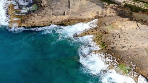 Prachtig Turkooisblauw Oceaanwater Dat Tegen Rotsen Slaat Top View Luchtbeelden — Stockvideo