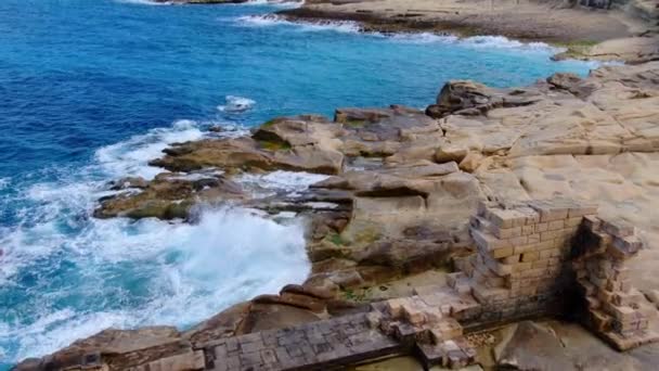 Wild Ocean Water Van Boven Golven Raken Rotsen Luchtfoto — Stockvideo