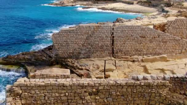 Malta Kıyısındaki Antik Harabelerin Üzerinden Uçmak Hava Görüntüleri — Stok video