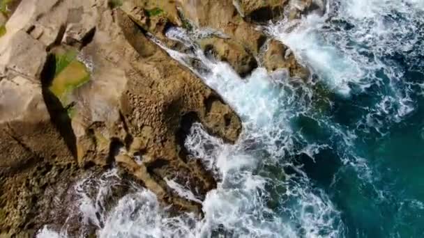 Wildes Ozeanwasser Von Oben Wellen Treffen Auf Felsen Luftaufnahmen — Stockvideo