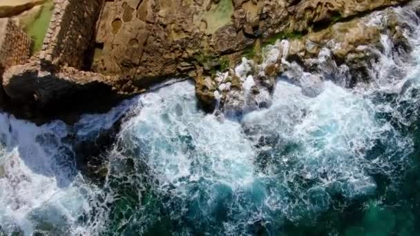 Wildes Ozeanwasser Von Oben Wellen Treffen Auf Felsen Luftaufnahmen — Stockvideo