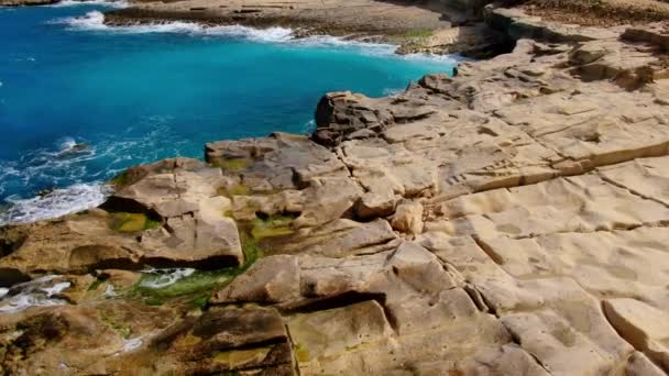 上からの野生の海の水 岩を打つ波 — ストック動画