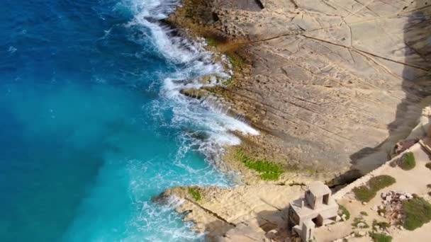 美丽的绿松石蓝色海水撞击岩石 空中镜头 — 图库视频影像