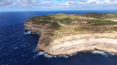Gozo Malta 'nın harika sahil şeridi yukarıdan - hava görüntüleri