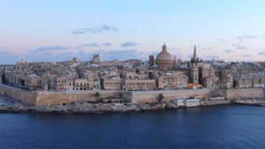 Malta 'nın başkenti Valletta üzerindeki hava manzarası - hava görüntüleri