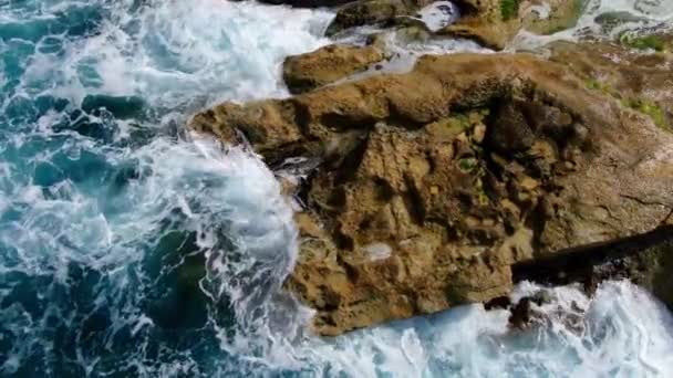 Acqua Dell Oceano Selvaggio Dall Alto Onde Che Colpiscono Rocce — Video Stock