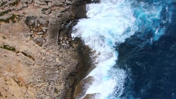 Woda Dzikiego Oceanu Góry Fale Uderzające Skały Materiał Powietrza — Wideo stockowe