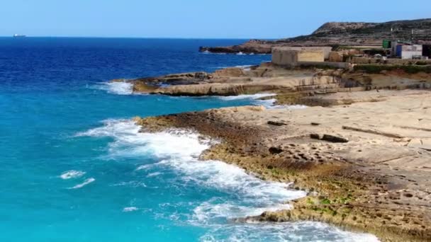 Magnifique Turquoise Bleu Eau Océan Frappant Contre Les Rochers Vue — Video